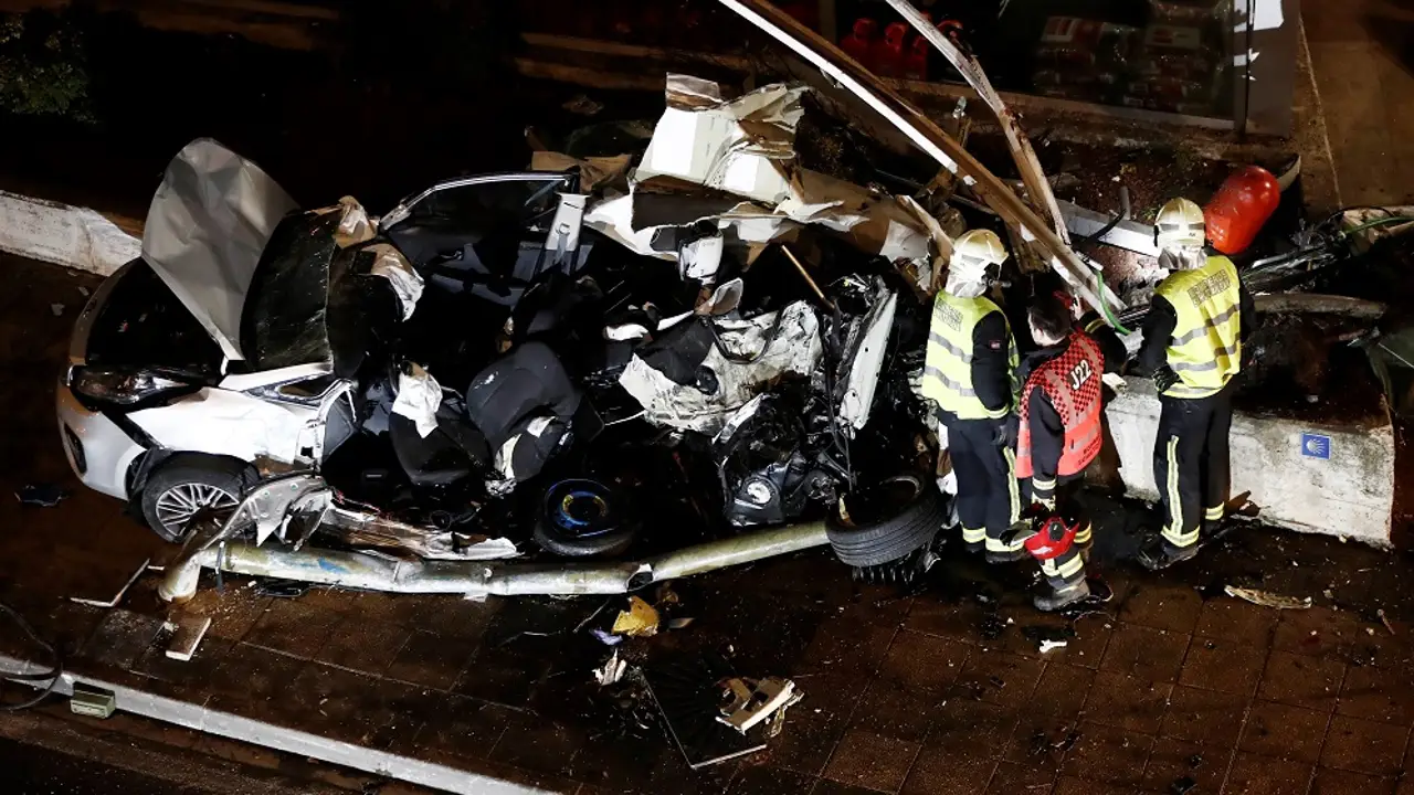 El coche donde viajaban los fallecidos El coche donde viajaban los fallecidos