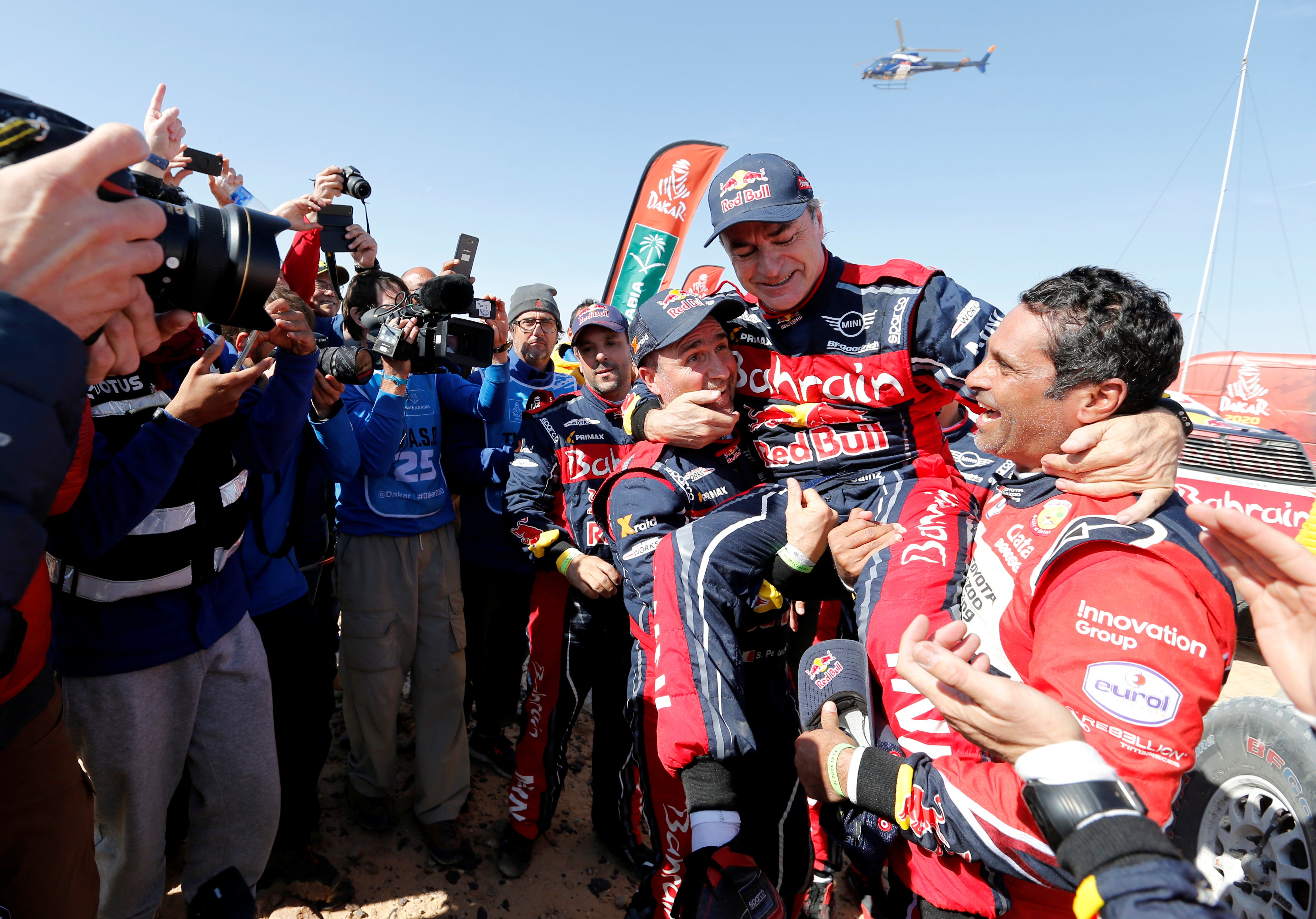 Carlos Sainz felicita a su padre por el Dakar: "El orgullo que siento como hijo es muy difícil de explicar" Carlos Sainz felicita a su padre por el Dakar: "El orgullo que siento como hijo es muy difícil de explicar"