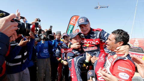 Carlos Sainz celebra su victoria en el Dakar