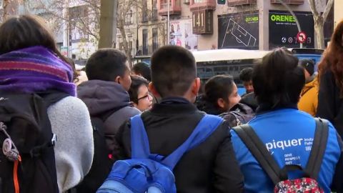 Ni&ntilde;os a la salida de los colegios