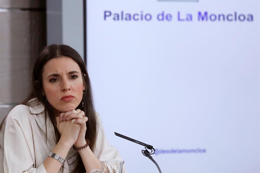 Irene Montero valora su experiencia como cajera: "Me ayuda a no olvidar la situación de las mujeres" Irene Montero valora su experiencia como cajera: "Me ayuda a no olvidar la situación de las mujeres"