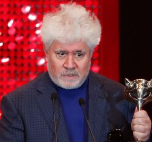 Pedro Almodóvar recogió el premio al Mejor Guión Pedro Almodóvar recogió el premio al Mejor Guión