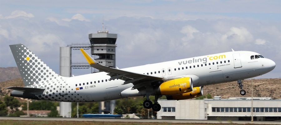 Avión despegando en el aeropuerto Alicante-Elche. Avión despegando en el aeropuerto Alicante-Elche.
