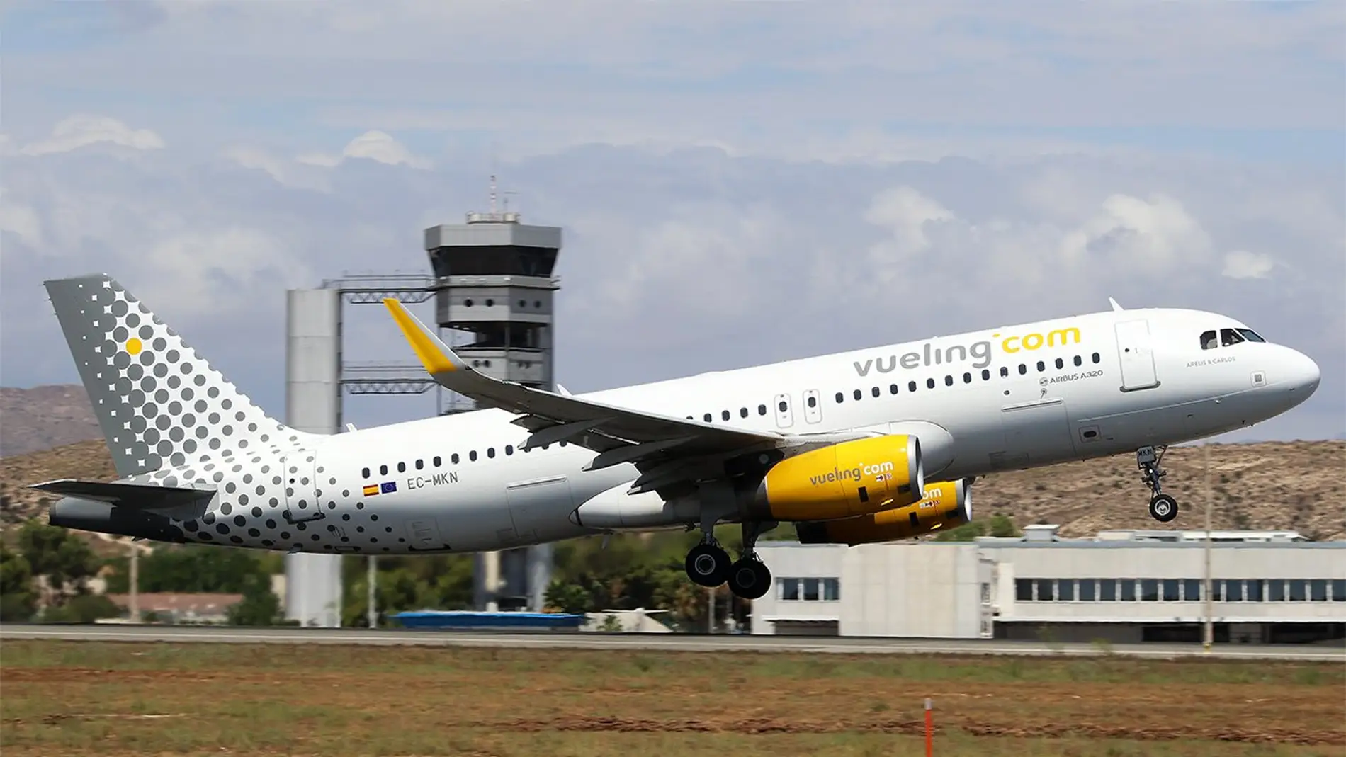 Avión despegando en el aeropuerto Alicante-Elche.