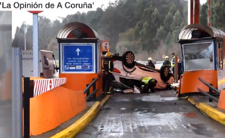 Muere una mujer al chocar su coche contra una cabina de peaje Muere una mujer al chocar su coche contra una cabina de peaje