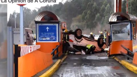 Imagen del veh&iacute;culo que ha chocado contra un peaje de la AP-9 en A Coru&ntilde;a