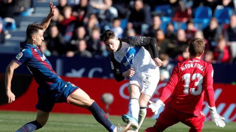 Radoja dispara a puerta ante el Levante