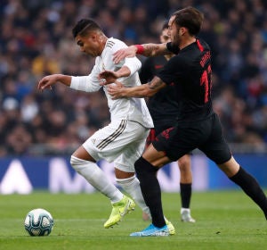 Casemiro control el balón durante el partido ante el Sevilla Casemiro control el balón durante el partido ante el Sevilla
