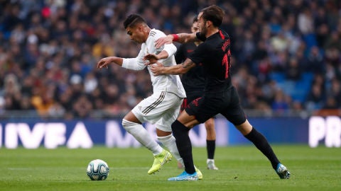 Casemiro control el bal&oacute;n durante el partido ante el Sevilla