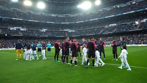 El Sevilla hace pasillo al Real Madrid por la Supercopa de España El Sevilla hace pasillo al Real Madrid por la Supercopa de España