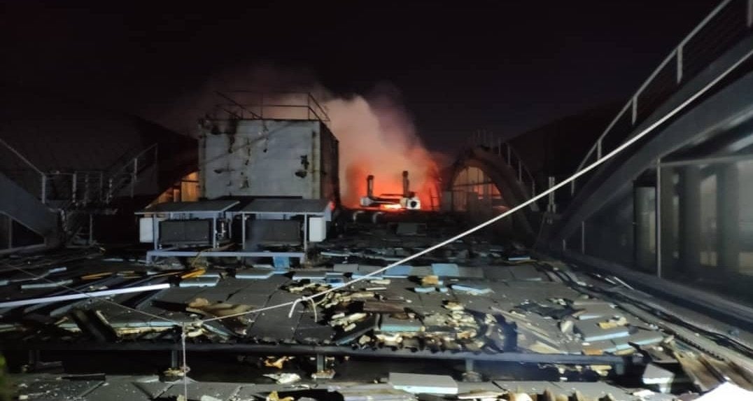 Los bomberos dan por extinguido este sábado el incendio en la cubierta de la terminal del aeropuerto Alicante-Elche Los bomberos dan por extinguido este sábado el incendio en la cubierta de la terminal del aeropuerto Alicante-Elche