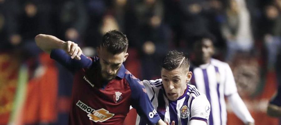 Roberto Torres y Alcaráz disputan un balón Roberto Torres y Alcaráz disputan un balón