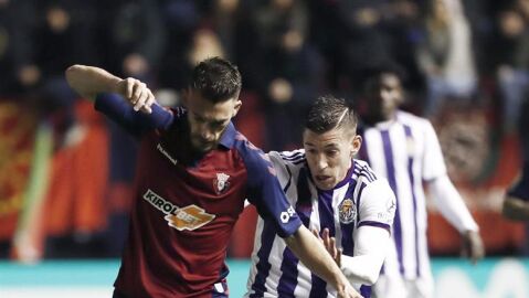 Roberto Torres y Alcar&aacute;z disputan un bal&oacute;n