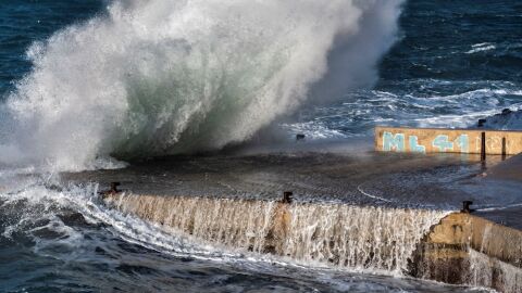 Las olas saltan a su llegada a la costa en San Telmo, Mallorca (Archivo)