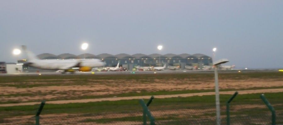 Avión despega del aeropuerto Alicante-Elche. Avión despega del aeropuerto Alicante-Elche.