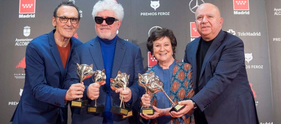 Alberto Iglesias, Pedro Almodóvar, Julieta Serrano y Agustín Almodóvar sostienen sus seis Premios Feroz por 'Dolor y gloria' Alberto Iglesias, Pedro Almodóvar, Julieta Serrano y Agustín Almodóvar sostienen sus seis Premios Feroz por 'Dolor y gloria'
