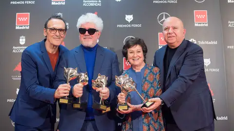 Alberto Iglesias, Pedro Almodóvar, Julieta Serrano y Agustín Almodóvar sostienen sus seis Premios Feroz por 'Dolor y gloria' La película del director manchego ha arrasado en los galardones de la prensa cinematográfica