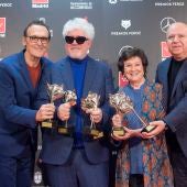 Alberto Iglesias, Pedro Almodóvar, Julieta Serrano y Agustín Almodóvar sostienen sus seis Premios Feroz por 'Dolor y gloria'