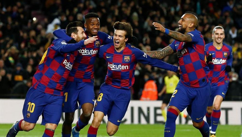 Los jugadores del Barcelona celebran el gol de Messi