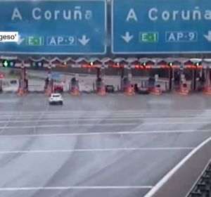 Muere una mujer en un impactante accidente a la entrada de un peaje en la AP-9 Muere una mujer en un impactante accidente a la entrada de un peaje en la AP-9