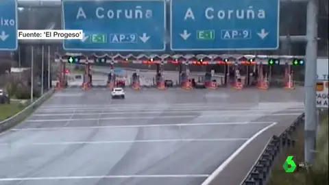 Muere una mujer en un impactante accidente a la entrada de un peaje en la AP-9 Muere una mujer en un impactante accidente a la entrada de un peaje en la AP-9