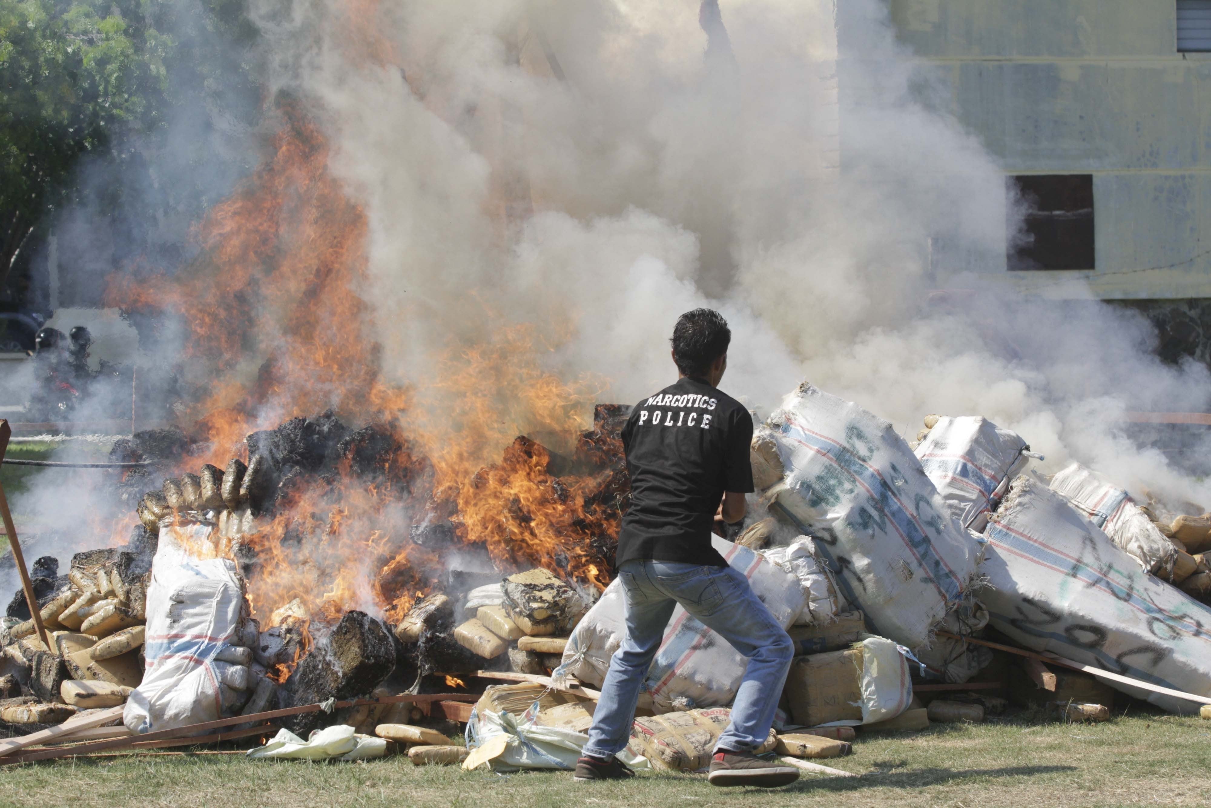 La policía de Indonesia droga a un pueblo entero al quemar más de tres mil kilos de marihuana La policía de Indonesia droga a un pueblo entero al quemar más de tres mil kilos de marihuana