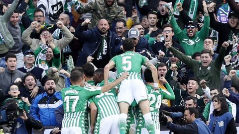 Los jugadores del Betis celebran un gol