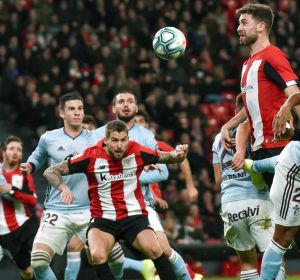 Jugadores de Celta y Athletic Club pelean un balón Jugadores de Celta y Athletic Club pelean un balón