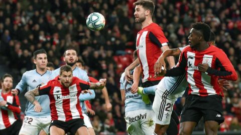 Jugadores de Celta y Athletic Club pelean un bal&oacute;n