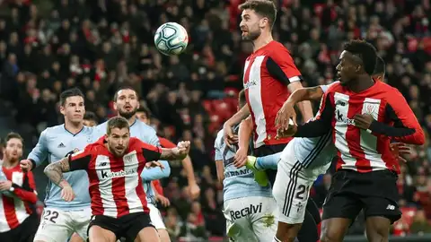 Jugadores de Celta y Athletic Club pelean un balón Jugadores de Celta y Athletic Club pelean un balón