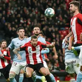 Jugadores de Celta y Athletic Club pelean un balón Jugadores de Celta y Athletic Club pelean un balón