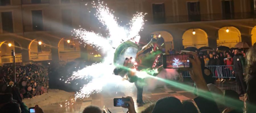 El Drac de na Coca en pleno encendido del 'fogueró' de la Plaza Mayor de Palma. El Drac de na Coca en pleno encendido del 'fogueró' de la Plaza Mayor de Palma.