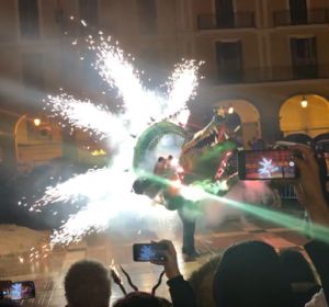 El Drac de na Coca en pleno encendido del 'fogueró' de la Plaza Mayor de Palma. El Drac de na Coca en pleno encendido del 'fogueró' de la Plaza Mayor de Palma.