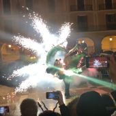 El Drac de na Coca en pleno encendido del 'fogueró' de la Plaza Mayor de Palma.