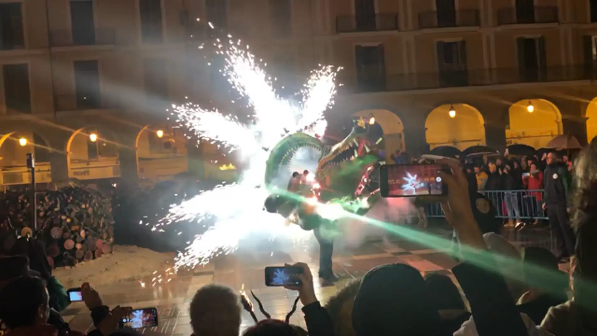 El Drac de na Coca en pleno encendido del 'fogueró' de la Plaza Mayor de Palma.