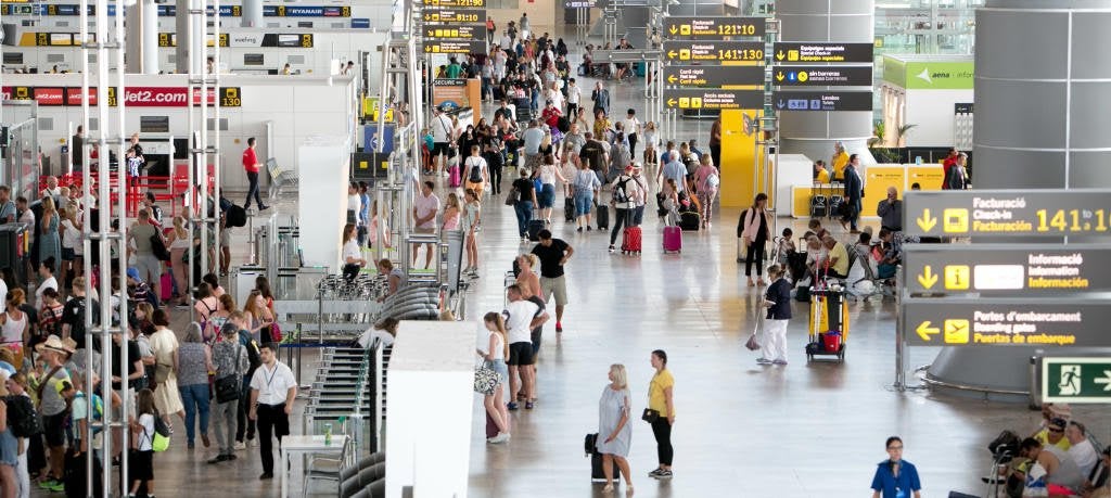Los trabajadores de seguridad del aeropuerto Alicante-Elche advierten de paros parciales de nuevo en plena campaña de verano Los trabajadores de seguridad del aeropuerto Alicante-Elche advierten de paros parciales de nuevo en plena campaña de verano
