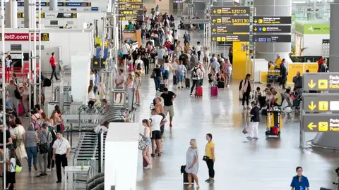 Pasajeros en la terminal del aeropuerto Alicante-Elche (imagen de archivo). Pasajeros en la terminal del aeropuerto Alicante-Elche (imagen de archivo).