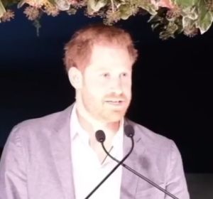 El príncipe Harry durante su discurso en una cena benéfica El príncipe Harry durante su discurso en una cena benéfica