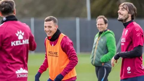 Dani Escriche, en un entrenamiento del Huesca junto al centrocampista Eugeni Valderrama. ELCHE CF