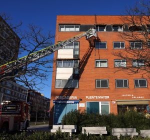 Los bomberos intervienen para retirar una antena por las fuertes rachas de viento en un edificio de la avenida de Burgos Los bomberos intervienen para retirar una antena por las fuertes rachas de viento en un edificio de la avenida de Burgos