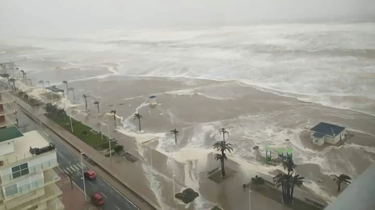 Playa de Gandía bajo los efectos de la borrasca Gloria