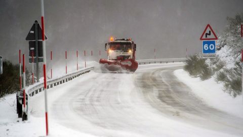 Un quitanieves circula por una carretera durante la borrasca Gloria