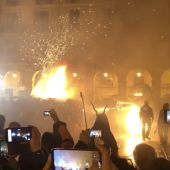 Baile de 'dimonis' alrededor del 'fogueró' situado en la plaza Mayor de Palma durante la Revetla de Sant Sebastià 2020.