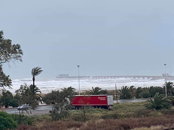 Una grúa especial acelerará el desmontaje del Pantalán Una grúa especial acelerará el desmontaje del Pantalán