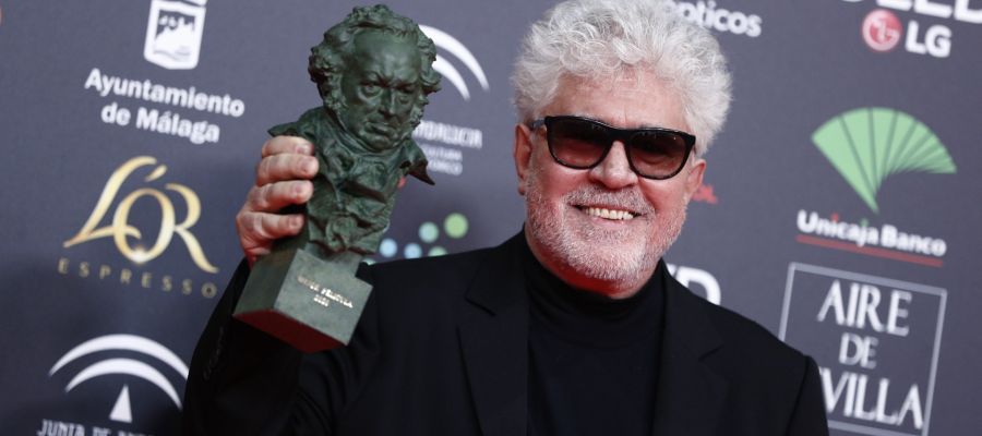 Pedro Almodóvar sostiene el Goya a la Mejor Película de 2020 por 'Dolor y gloria' Pedro Almodóvar sostiene el Goya a la Mejor Película de 2020 por 'Dolor y gloria'