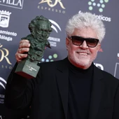 Pedro Almodóvar sostiene el Goya a la Mejor Película de 2020 por 'Dolor y gloria' Pedro Almodóvar sostiene el Goya a la Mejor Película de 2020 por 'Dolor y gloria'