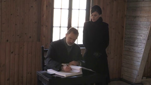 Los reyes de España firman en el libro de honor del campo de Auschwitz Los reyes de España firman en el libro de honor del campo de Auschwitz