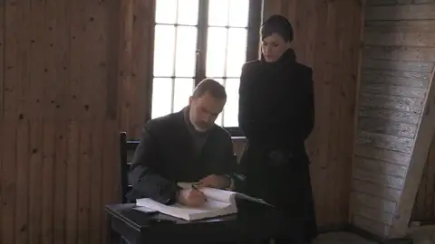 Los reyes de España firman en el libro de honor del campo de Auschwitz Los reyes de España firman en el libro de honor del campo de Auschwitz