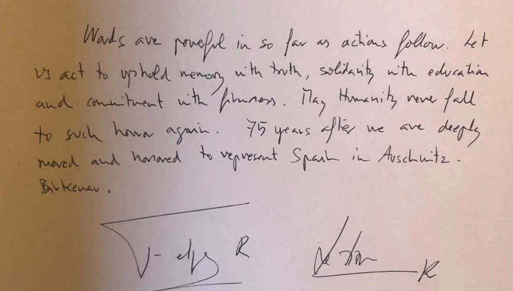 El texto en inglés escrito por el rey Felipe VI en el libro de honor del campo El texto en inglés escrito por el rey Felipe VI en el libro de honor del campo