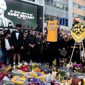 Cientos de aficionados rindiendo homenaje a Kobe Bryant a las puertas del Staples Center Cientos de aficionados rindiendo homenaje a Kobe Bryant a las puertas del Staples Center